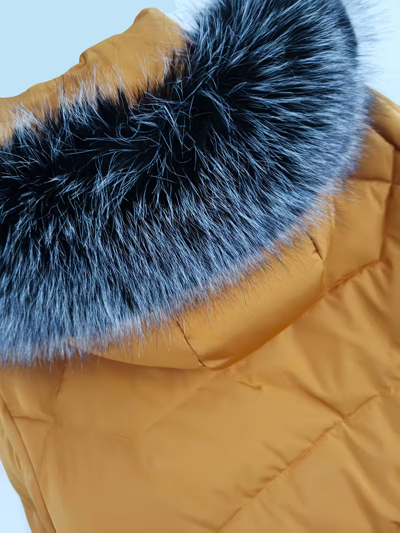SLIM - FIT GIACCA DA DONNA CON CAPUCCIO IN PELLICCIA SINTETICA ADATTA A TE CHE NON RINUNCI ALL'ELEGANZA MANTENENDO IL TUO CORPO AL CALDO